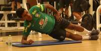 Paulinho treina na academia do hotel em Seul  Foto: Mowa Press / Divulgação