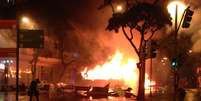 Manifestantes queimam ônibus durante protestos no Rio de Janeiro  Foto: André Naddeo / Terra