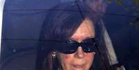 <p>A presidente da Argentina, Cristina Kirchner, fotografada dentro do carro em chegada ao hospital, em Buenos Aires</p>  Foto: Pablo Molina-DyN / Reuters