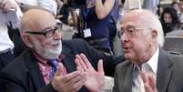 <p>O físico britânico Peter Higgs e o belga François Englert (dir.) ganharam o prêmio Nobel de Física de 2013 por preverem a existência do bóson de Higgs</p>  Foto: Denis Balibouse / Reuters