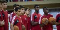 Meninos do Flamengo foram convidados a participar de cl&iacute;nica com treinadores do Washington Wizards  Foto: Mauro Pimentel / Terra