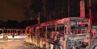 Manifestantes incendiaram os ônibus durante um protesto na zona oeste  Foto: Edu Silva / Futura Press