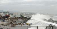 Ondas violentas chocam-se contra muro de conten&ccedil;&atilde;o em regi&atilde;o costeira da &Iacute;ndia  Foto: Reuters