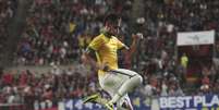 Neymar fez gol de falta no final do 1&ordm; tempo  Foto: AP