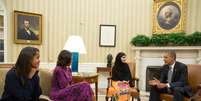 Paquistanesa (centro) foi recebida na Casa Branca pela família do presidente Barack Obama  Foto: Casa Branca / Divulgação