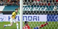 <p>Oscar driblou goleiro para aproveitar o passe de Paulinho</p>  Foto: Reuters