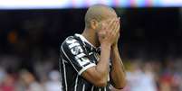Emerson se envergonha de uma de suas duas chances perdidas  Foto: Marcelo Pereira / Terra