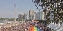 Público segura uma imensa bandeira com as cores do arco-íris durante a 18ª Parada LGBT  Foto: Ariel Subirá / Futura Press