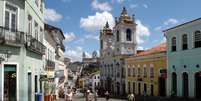 Pelourinho  Poucos lugares são tão emblemáticos em Salvador como o Pelourinho. No Centro Histórico da capital baiana e parte do Patrimônio Histórico da ONU, ele chama atenção por suas casas em estilo colonial barroco português. A denominação remonta a época da escravidão. Pelourinho significa a coluna de pedra que ficava no centro das praças para castigar os escravos  Foto: Secretaria de Turismo de Salvador/Divulgação