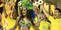 Larissa Riquelme desfilou com "jogadores da Seleção" no Carnaval de 2011  Foto: Getty Images 