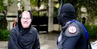 Homem vestido de Batman "prende" outro com máscara do governador de São Paulo, Geraldo Alckmin  Foto: Bruno Santos / Terra