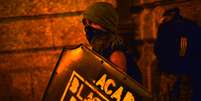 <p>Jovem mascarado exibe a marca do Black Bloc durante protesto no Rio de Janeiro</p>  Foto: AFP