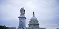 O Capitólio, sede do Congresso americano, onde senadores e deputados tentam resolver o impasse político  Foto: AFP