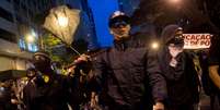 <p>Protesto no Rio de Janeiro começou pacífico, com professores e manifestantes vestindo fantasias</p>  Foto: Mauro Pimentel / Terra