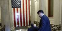 <p>Senadores deixam o Capitólio norte-americano após uma convenção política do Senado Republicano, em Whatshington</p>  Foto: Jonathan Ernst / Reuters