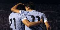 Cavani e Stuani comemoram gol do Uruguai em duelo contra Argentina pelas Eliminatórias  Foto: Reuters
