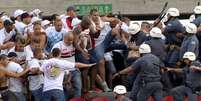 São-paulinos entraram em conflito com a PM durante o clássico  Foto: Marcelo Pereira / Terra