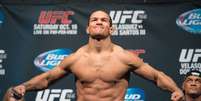 Junior Cigano exibe os m&uacute;sculos na pesagem para o UFC 166; brasileiro, que tentar&aacute; recuperar o cintur&atilde;o dos pesados que est&aacute; com Cain Vel&aacute;squez, ouviu vaias  Foto: Getty Images 
