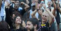 <p>Eles novamente colaram cartazes de protesto no pr&eacute;dio e discursaram contra a viol&ecirc;ncia policial, fazendo um minuto de sil&ecirc;ncio pelas pessoas que foram presas na &uacute;ltima ter&ccedil;a-feira</p>  Foto: Fernando Frazão / Agência Brasil