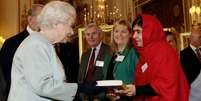 Elizabeth II recebe livro de memórias da menina paquistanesa Malala  Foto: AFP