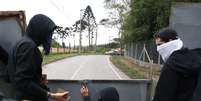 <p>Manifestantes atearam fogo em viatura da Polícia Militar e um carro da Rede Globo na manhã deste sábado, durante protesto contra o Instituto Royal, de onde foram retirados na sexta-feira cerca de 1.820 cachorros, além de coelhos, usados em pesquisas científicas</p>  Foto:  Alex Falcão / Futura Press