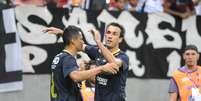 <p>Gol rel&acirc;mpago de Thiago Ribeiro (&agrave; dir.) abriu caminho para goleada</p>  Foto: Aldo Carneiro / Ag&ecirc;ncia Lance