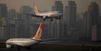 Aeronaves da companhia aérea Gol na pista de voo do aeroporto de Congonhas, em São Paulo. A Gol não espera que o Governo Federal dê alguma grande ajuda ao setor aéreo, que pediu medidas de apoio e desoneração à Secretaria de Aviação Civil, de acordo com diretor financeiro da companhia, Eduardo Masson Martins. 11/07/2011.  Foto: Nacho Doce / Reuters