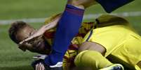 Marca&ccedil;&atilde;o do Osasuna abusou em algumas chegadas, e Neymar chegou a ter sua m&atilde;o pisada pelo defensor  Foto: Reuters