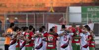 <p>Jogadores de Portuguesa e Vitória se unem antes de partida no Canindé</p>  Foto: Bruno Santos / Terra