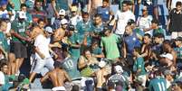 Briga entre torcedores do Goiás mancha a vitória no Serra Dourada  Foto: Adalberto Marques/Agif / Gazeta Press