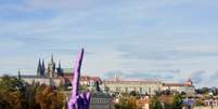A escultura, colocada no meio do rio Moldava, est&aacute; diante da resid&ecirc;ncia oficial do presidente Milos Zeman, ex-militante comunista (de 1968 a 1970)  Foto: AFP