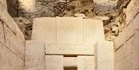<p>A tumba possui uma altura de quatro metros, sendo que seus muros são de pedra caliça</p>  Foto: EFE