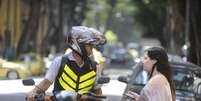 O motorista que for flagrado jogando lixo na rua receberá uma multa que vai de R$ 98 a R$ 3 mil e perderá quatro pontos na Carteira Nacional de Habilitação  Foto: Tânia Rêgo / Agência Brasil