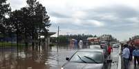 <p>Chuva forte causou alagamentos e provocou a interdição da BR-116 na manhã desta quarta-feira</p>  Foto: Tiago da Rosa / Jornal NH