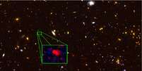 Imagem feita pelo telescópio Hubble mostra região no céu do norte. Praticamente todos os objetos vistos são galáxias e, no detalhe, aparece z8_GND_5296, confirmada como a galáxia mais distante conhecida  Foto: V. Tilvi (Texas A&M), S. Finkelstein (UT Austin), the CANDELS team, e HST/NASA / Divulgação