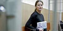 <p>Ana Paula Maciel, com cartaz que remetia aos 30 dias de sua prisão na Rússia</p>  Foto: Igor Podgorny/Greenpeace / Divulgação