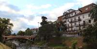 <p>Casas no "barranco" do rio Tomebamba são características de Cuenca</p>  Foto: Juliana Rigotti / Terra
