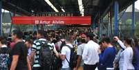 Usuários fazem fila para entrar na estação Artur Alvim, na zona leste de São Paulo, durante o problema  Foto: Gero / Futura Press