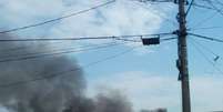 De longe era poss&iacute;vel observar a fuma&ccedil;a causada pelo inc&ecirc;ndio em dep&oacute;sito de a&ccedil;&uacute;car em Santa Ad&eacute;lia  Foto: Fernando Luiz de Oliveira / vc rep&oacute;rter