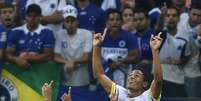 Lins ergue as m&atilde;os para o c&eacute;u e comemora gol do Crici&uacute;ma  Foto: Pedro Vilela/Ag&ecirc;ncia I7 / Gazeta Press