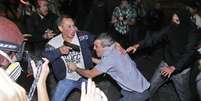 <p>Soldado à paisana tenta proteger coronel Rossi das agressões de manifestantes</p>  Foto: Reuters