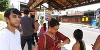 A professora Karina Serrão, de 25 anos, estava há 40 minutos esperando o ônibus da linha 416   Foto: Márcio Azevedo / Especial para Terra