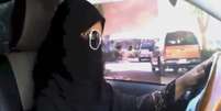 Mulher dirige em forma de protesto contra a lei que proíbe as cidadãs da Arábia Saudita de conduzir veículos  Foto: AP