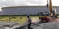 La refiner&iacute;a Abreu e Lima en Ipojuca, Brasil, mayo 30 2011. La construcci&oacute;n de la refiner&iacute;a Abreu e Lima en el noreste de Brasil presenta un 82 por ciento de avances, dijo el lunes Jos&eacute; Carlos Cosenza, director de refinaci&oacute;n y suministro de la gigante estatal Petroleo Brasileiro SA.  Foto: Sergio Moraes / Reuters
