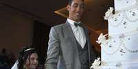 Os noivos cortam o bolo de casamento  Foto: AFP