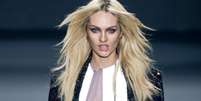 <p>Candice Swanepoel desfilou um casaco preto de paetê, com ousada transparência</p>  Foto: Bruno Santos / Terra