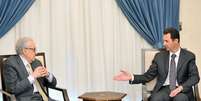 Assad (dir.) conversa com Lakhdar Brahimi, em Damasco  Foto: AP