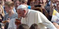 <p>Papa toma mate durante encontro com fiéis na Praça São Pedro nesta quarta-feira</p>  Foto: AFP