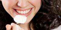 No Japão, pesquisadores japoneses constataram que, na versão natural e sem açúcar, o iogurte ajuda a eliminar o mau hálito  Foto: Shutterstock