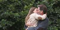 Jessica Alba e Pierce Brosnan trocaram muitos beijos nessa quarta-feira (30) durante as filmagens de How To Make Love Like An Englishman  Foto: The Grosby Group